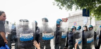 L’Italia in piazza per Gaza: scontri tra manifestanti e polizia a Milano, bloccata l’autostrada a Bologna / Foto e Video