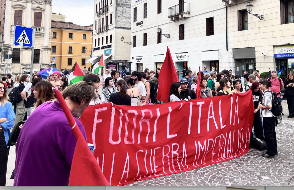 Striscione contro l'Italia in guerra