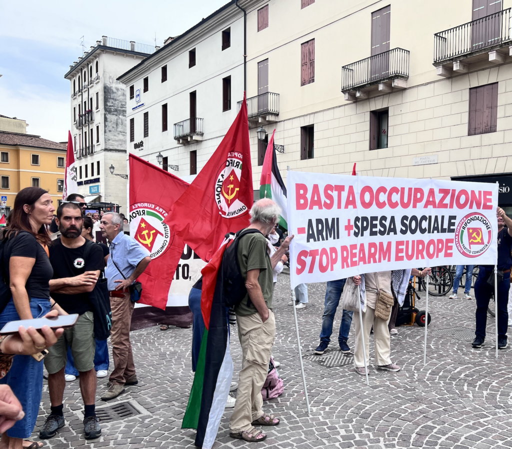 A sx Marta Passarin con altri organizzatori del corteo pacifista