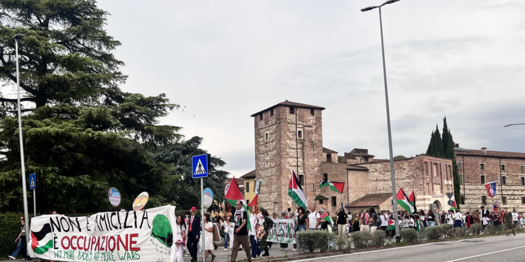 Il corteo contro le basi militari Usa a Vicenza comincia sfilare