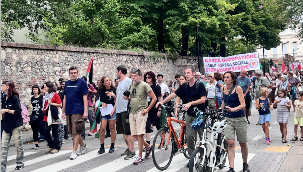 Contro le basi Usa marciano tutti a Vicenza con tanti bambini, mamme e papà inclusi