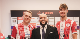 Vicenza Calcio a 5, presentata la maglia 2025/2026: “Un progetto che unisce sport e territorio” Vicenza Calcio a 5, il presidente Jacopo Tranquilli e atleti con le nuove maglie per la stagione 2025-2026