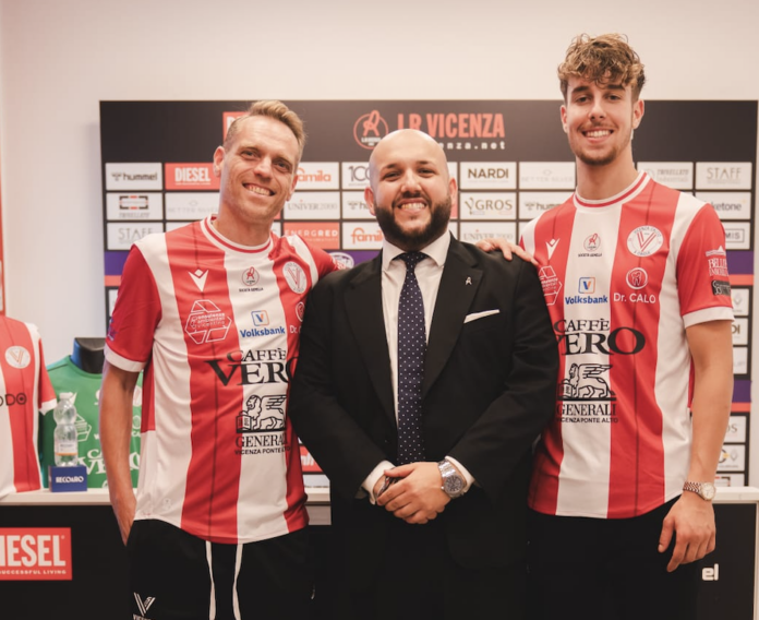 Vicenza Calcio a 5, il presidente Jacopo Tranquilli e atleti con le nuove maglie per la stagione 2025-2026 Vicenza Calcio a 5, il presidente Jacopo Tranquilli e atleti con le nuove maglie per la stagione 2025-2026