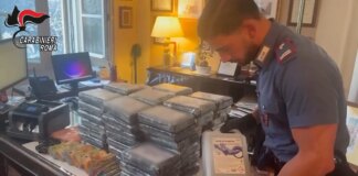 In casa con 67 chili di droga e due pistole, arrestato un 35enne a Roma