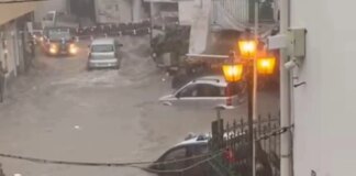 Violento nubifragio a Ischia, l’acqua trascina le auto dei Carabinieri / Video