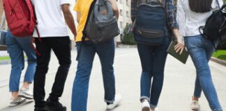 Scuola, circolare Valditara-Piantedosi: contro coltelli, metal detector su richiesta