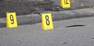 Spara tre volte contro la palazzina di fronte, poi si toglie la vita a Chiesina Uzzanese, in provincia di Pistoia