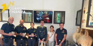 La Guardia di Finanza consegna sei anfore antiche al “Parco Archeologico di Naxos Taormina”
