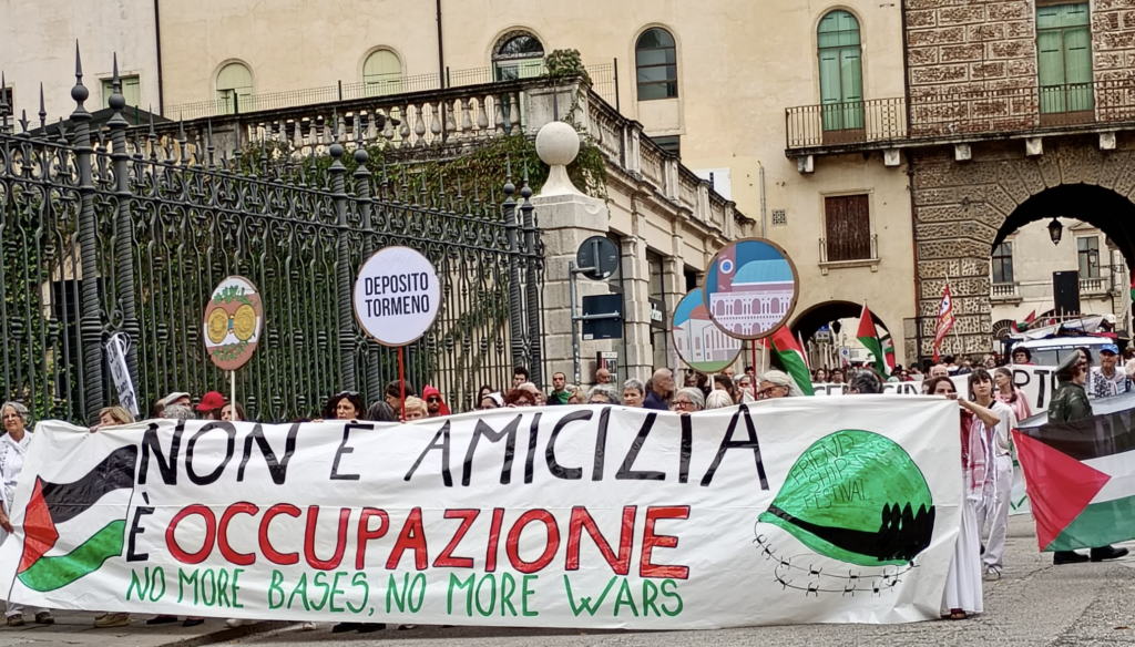 Testa della marcia No more bases no more wars, Non è amicizia è occupazione