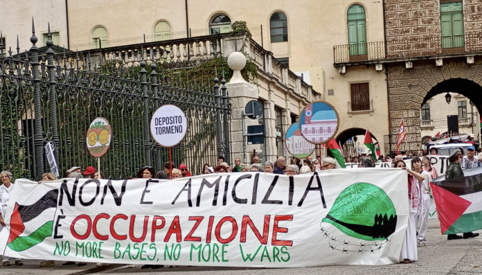 Testa del corteo No more bases no more wars, Non è amicizia è occupazione Testa della marcia No more bases no more wars, Non è amicizia è occupazione