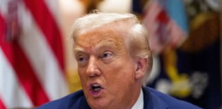 Ucraina, Trump: “Molto deluso da Putin”. Zelensky oggi da Macron trump