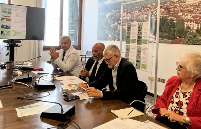 Università adulti:anziani di Vicenza, presentazione nuove sedi. Al centro da sx assessore Matteo Tosetto, presidente università Luca Ancetti Università adulti:anziani di Vicenza, presentazione nuove sedi. Al centro da sx assessore Matteo Tosetto, presidente università Luca Ancetti, coordinatrice Maria Vittoria Nodari