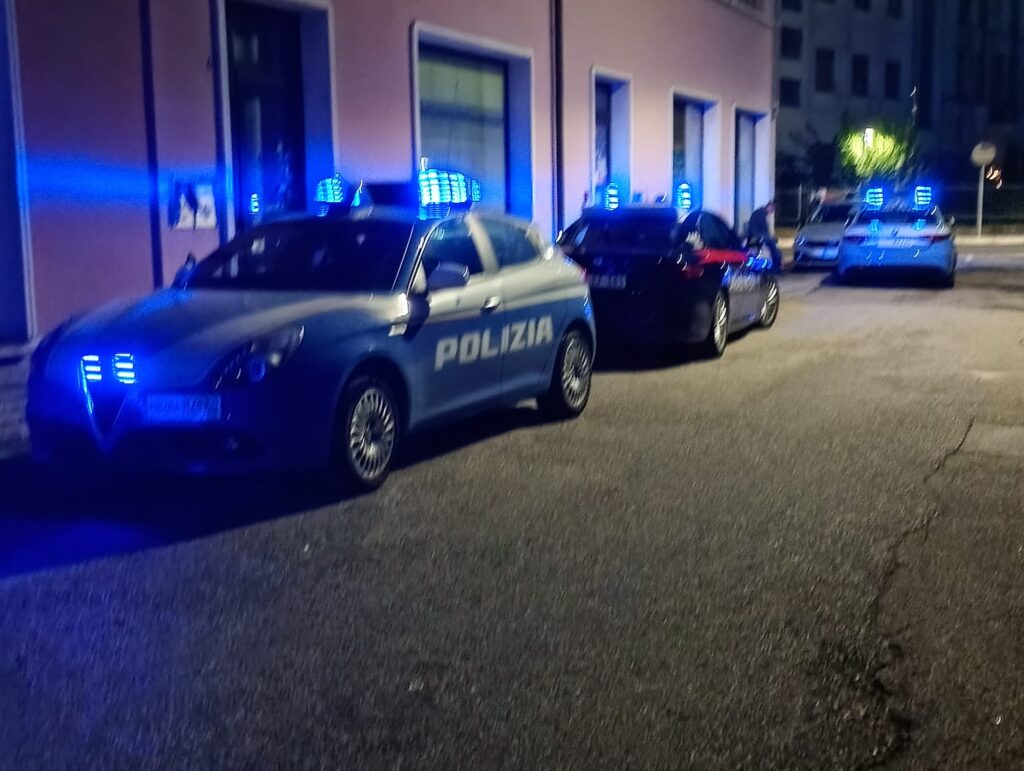 Pattuglie di polizia e carabinieri presidiano la zona dell'ex istituto Baronio da una stradina laterale