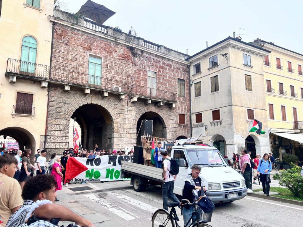 Il camioncino con una riproduzione in scala di un'imbarcazione della Global Sumud Flotilla