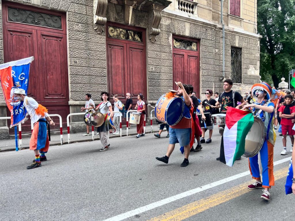 Un gruppo di Saltimbanco ha animato il corteo pacifista contro le basi