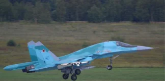 Ucraina, Kiev abbatte caccia russo Su-34. Chiuso per droni l’aeroporto danese di Aalborg caccia russo