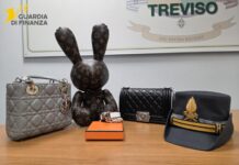 Treviso: Gdf sequestra 658 capi di abbigliamento contraffatti. Venduti online a prezzo degli originali guardia di finanza di treviso capi abbigliamento contraffatti