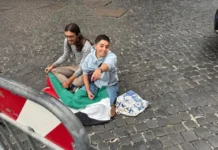Attivisti Ultima generazione a Montecitorio per Gaza: irrompono nella piazza, bloccati ultima generazione