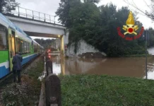Maltempo, tragedia sfiorata in Lombardia. Si apre voragine nel Lecchese, treno bloccato a pochi metri maltempo