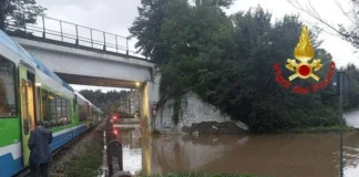 Maltempo, tragedia sfiorata in Lombardia. Si apre voragine nel Lecchese, treno bloccato a pochi metri maltempo
