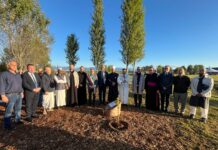 Al Parco della Pace di Vicenza incontro tra religioni all’alba: vescovo e sindaco di Betlemme hanno piantato una quercia parco della pace vicenza sindaco betlemme vescovo