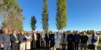 Al Parco della Pace di Vicenza incontro tra religioni all’alba: vescovo e sindaco di Betlemme hanno piantato una quercia parco della pace vicenza sindaco betlemme vescovo