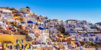 Santorini si conferma tra le mete più gettonate per le vacanze estive