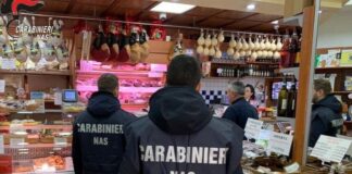 Nas Napoli sequestrano nei supermercati 21 tonnellate di alimenti