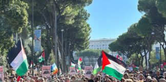 Migliaia di persone in corteo a Roma per Gaza, la Polizia sequestra aste e maschere antigas