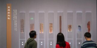 Cina: a Wuhan in mostra antiche tavolette di bambù e legno cinesi (2)