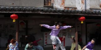 Cina: festival di danza anima l’antica cittadina di Xinshi (1)