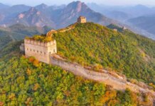 Cina: lo spettacolo autunnale nel tratto di Dongjiakou della Grande Muraglia (1)