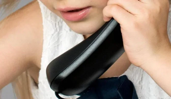 80392384_l_bambina_telefono_123rf Palermo