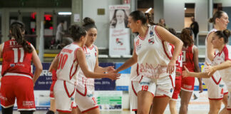 AS Vicenza, in casa altro overtime amaro: Bolzano vince 63-62 con un canestro all’ultimo respiro AS Vicenza-Bolzano ( foto di Cavazzuti (a destra) con Degiovanni e Fusari (a sinistra)