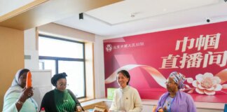 Cina: a Pechino delegate visitano centro servizi durante incontro su donne (1)