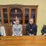 Comunità Energetica Rinnovabile a Vicenza: il consigliere Colombara interroga la Giunta dopo il taglio dei fondi PNRR Comunità energetica rinnovabile della Diocesi di Vicenza col Comune, da sx Sara Baldinato, Giacomo Possamai, Giuliano Brugnotto e Raffaele Colombara cer vicenza