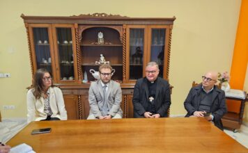 Comunità Energetica Rinnovabile a Vicenza: il consigliere Colombara interroga la Giunta dopo il taglio dei fondi PNRR Comunità energetica rinnovabile della Diocesi di Vicenza col Comune, da sx Sara Baldinato, Giacomo Possamai, Giuliano Brugnotto e Raffaele Colombara cer vicenza