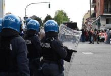 Corteo Pro Pal a Torino, manifestanti tentano di entrare a Porta Susa lanciando sassi e bottiglie