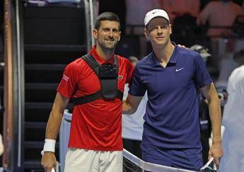 Djokovic si ‘inchina’ a Sinner: “Troppo forte, mi ha preso a calci nel c…”
