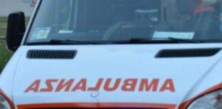 Entrano in una fabbrica abbandonata di Torino, giovane precipita da 10 metri: è grave