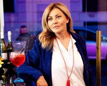 Eva Grimaldi a La volta buona: “Ho rischiato la vita per rifare il seno”