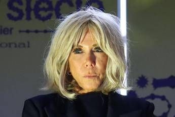 Fake news sul sesso di Brigitte Macron, 10 condannati per cyberbullismo