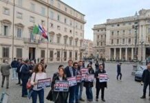Flash mob +Europa contro Orban a Palazzo Chigi: “Dittatore con i soldi nostri” flash mob orban