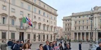 Flash mob +Europa contro Orban a Palazzo Chigi: “Dittatore con i soldi nostri” flash mob orban
