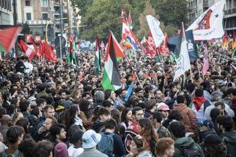 Flotilla, proteste in Italia: cortei a Roma e Milano, disordini a Bologna. Sventato blitz a Trieste, occupati binari a Firenze