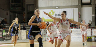 Sport vicentino: doppio esordio amaro per A.S. Vicenza e Volksbank Vicenza Volley, Rangers Rugby Vicenza fa un punto col Petrarca Fusari (A.S. Vicenza), in marcatura su Bazan (E-Work Faenza)