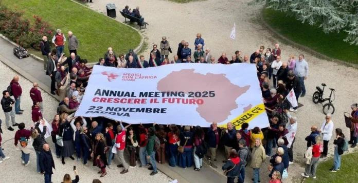 Giacomo Possamai al flashmob di Medici con l’Africa Cuamm in piazza Matteotti a Vicenza