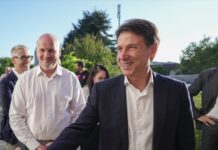 Il Veneto che serve ai Veneti, l’impegno del candidato Simone Contro a nome del Movimento 5 Stelle. Da VicenzaPiù Viva n. 302 Giuseppe Conte con, nello sfondo, Simone Contro e Giovanni Glorioso all'incontro di Vicenza con le associazioni locali