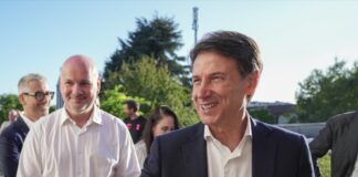 Regionali Veneto 2025, Cappelletti (M5S): “La lista ‘Vaffanzaia’ prenderebbe più voti di Zaia”. Manildo con Boccia a Maddalene Giuseppe Conte con nello sfondo Simone Contro e Giovanni Glorioso in un incontro pre elezioni regionali del 2025 a Vicenza con le associazioni locali