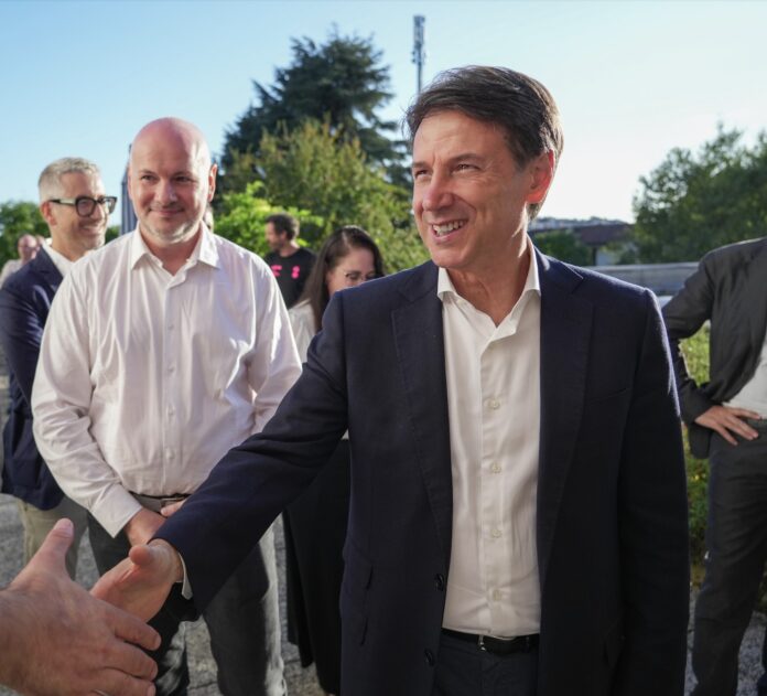 Giuseppe Conte con nello sfondo Simone Contro e Giovanni Glorioso in un incontro pre elezioni regionali del 2025 a Vicenza con le associazioni locali